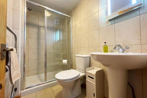 y baño con aseo, lavabo y ducha. en New Inn Lane Holiday Cottages en Evesham