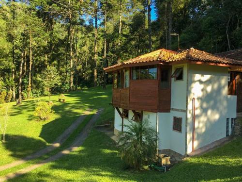 a small house in the middle of a yard at CasaMauá in Visconde De Maua