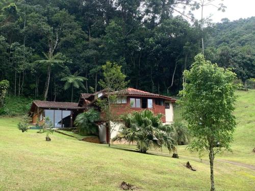 a house in the middle of a field at CasaMauá in Visconde De Maua