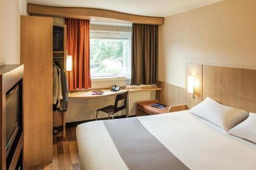 Postel nebo postele na pokoji v ubytování ibis Liège Seraing