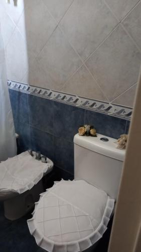 baño con aseo y un agujero en el suelo en ALICIA V. en Villa Ballester