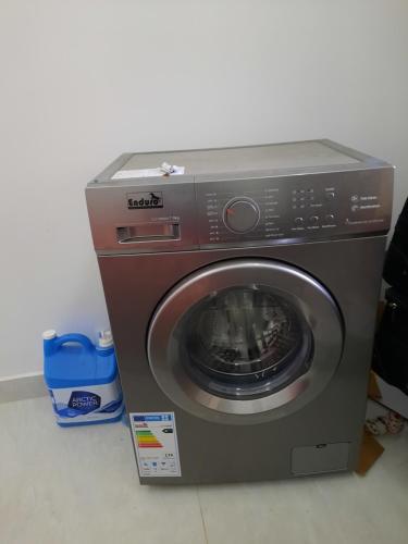 een wasmachine en droger in een kamer bij VILLA NAYFAL in Saly Portudal
