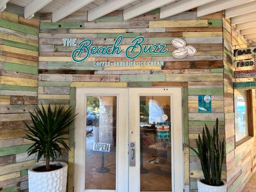 Sijil, anugerah, tanda atau dokumen lain yang dipamerkan di Beachfront At Crystal Cove