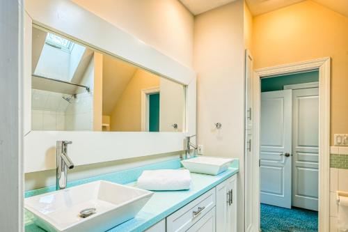 La salle de bains est pourvue d'un lavabo et d'un miroir. dans l'établissement Annapolis Bay Ridge Retreat, à Annapolis