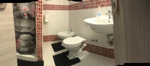 アレッツォにあるAffittacamere LA MUSAのバスルーム(トイレ、洗面台付)