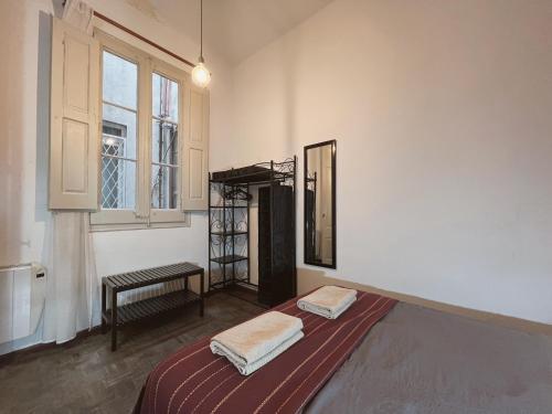 バルセロナにあるLolita BCN Apartment en el Eixampleのベッド1台と壁掛け鏡が備わる客室です。
