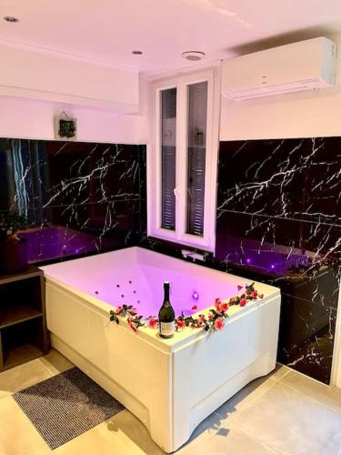 bagno con vasca e bottiglia di champagne di Luxury Dreams Balneo a Le Cannet