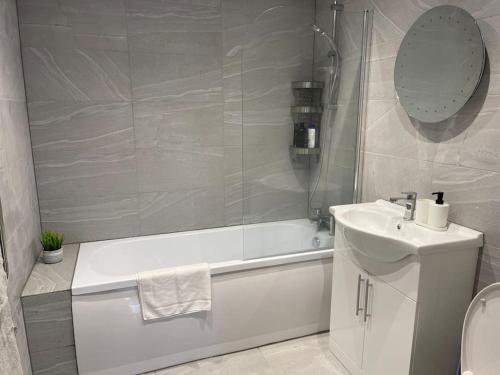 a bathroom with a tub and a sink and a toilet at Evergreen Lodge - Two Bed Lux Flat - Parking, Garden, Patio, WIFI, Netflix - Close to Blenheim Palace & Oxford - F3 in Kidlington