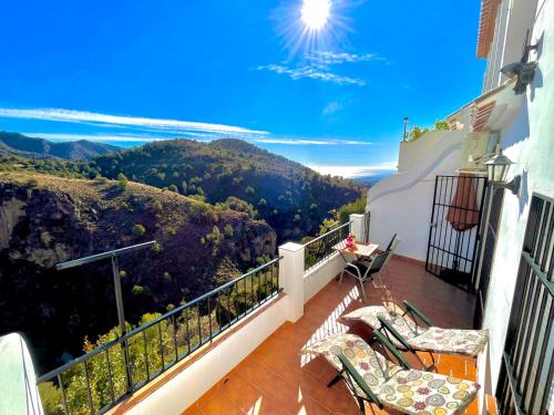 En balkong eller terrasse på Apartamentos Axarquia , Frigiliana, terraza privada con vistas a la montaña rio y al mar