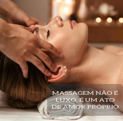 een vrouw die een massage krijgt van een therapeut bij Hostel Trilhas e Rotas - a 150m da Avenida Paulista in Sao Paulo