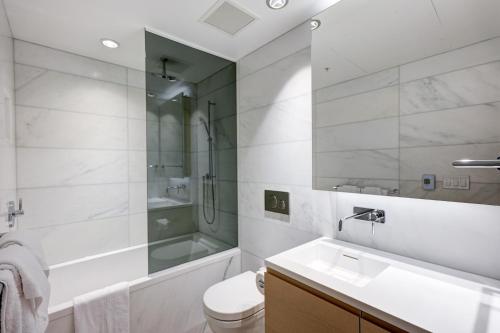 uma casa de banho com um lavatório, um WC e um chuveiro em Downtown Properties em Vancouver