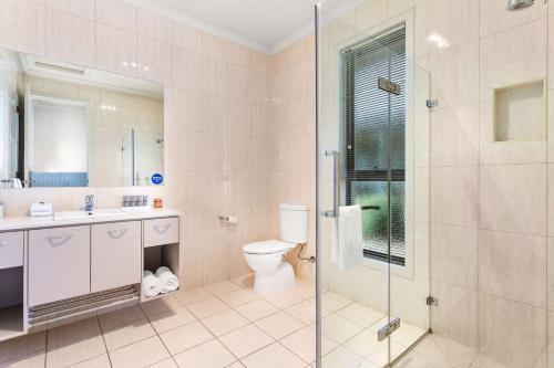Bilik mandi di Quality Hotel Point Cook
