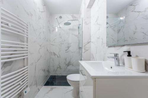 Bilik mandi di Le Chic - Appartement Élégant & Cosy en Hyper-Centre de Douai