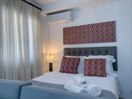 1 dormitorio con 1 cama con toallas en Loft Lotus 5 - Lindo Studio na Liberdade, en São Paulo