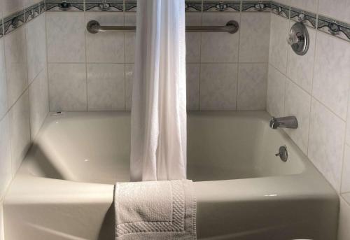 格伦代尔Motel 6 Glendale CA Pasadena Burbank Los Angeles的浴室内设有带浴帘的白色浴缸
