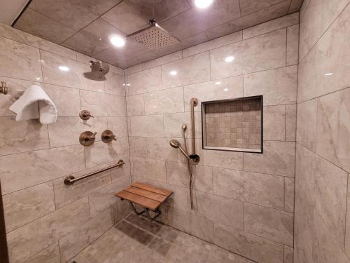 La salle de bains est pourvue d'une douche avec un banc. dans l'établissement Mountainside D177, à Frisco