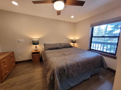 - une chambre avec un lit et une grande fenêtre dans l'établissement Mountainside D177, à Frisco