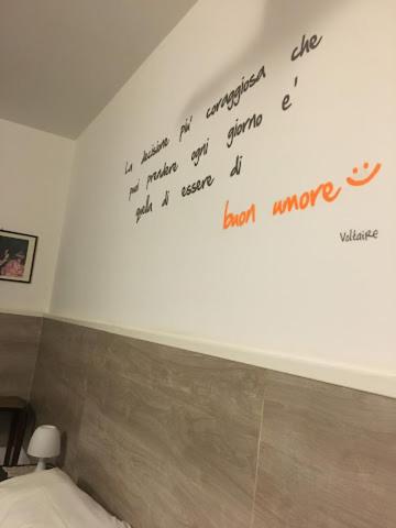 ラグーザにあるBed & Breakfast Hostel H24の浴室のトイレの上の壁に書かれた文字