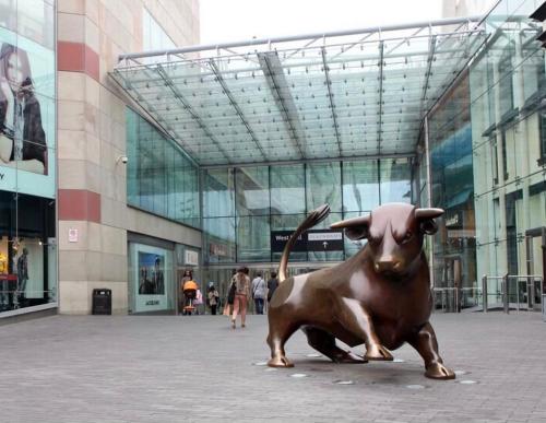 una estatua de un toro delante de un edificio en stylish modern one bed Apartment, en Birmingham