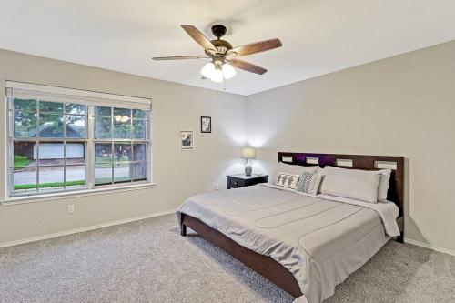 1 dormitorio con 1 cama y ventilador de techo en cozy house Saginaw TX 3BR 2BA Sleeps 10 just 12 minutes downtown fort worth, en Saginaw