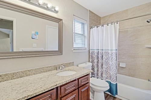 ein Badezimmer mit einem Waschbecken, einem WC und einem Spiegel in der Unterkunft cozy house Saginaw TX 3BR 2BA Sleeps 10 just 12 minutes downtown fort worth in Saginaw