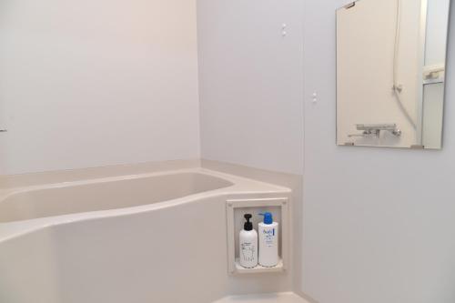 łazienka z umywalką i 2 butelkami mydła w obiekcie Motel inn Minami Otaru / Vacation STAY 50438 w mieście Otaru