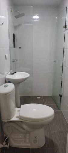 Bilik mandi di 23 COMODO APARTAMENTO CON BALCON EN LAURELES ESTADiO 2 HAB 2 BAÑOs