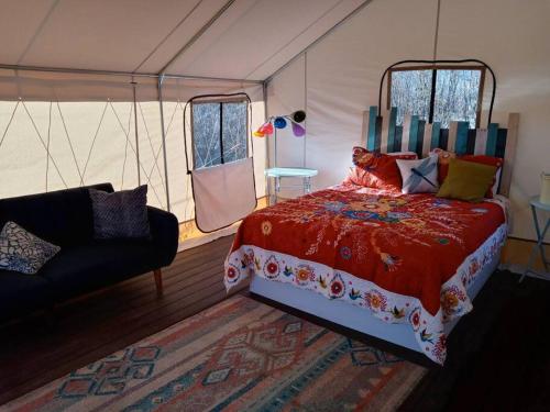 Llit o llits en una habitació de Cozy Glamp Tents at Wildland Gardens