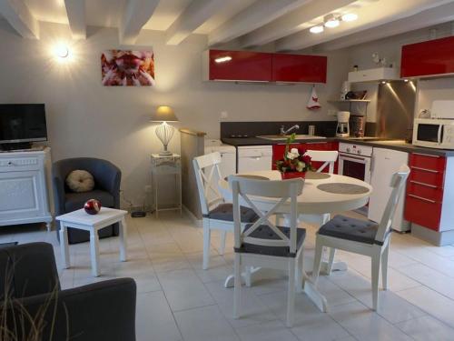 une cuisine et un salon avec une table et des chaises dans l'établissement Maison de caractère avec jardin et terrasse, proche Langres - FR-1-611-39, à Faverolles