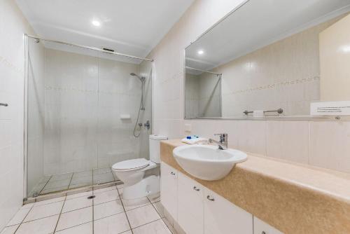Un baño con lavabo, inodoro y ducha. en 7 Como Noosa, en Noosaville