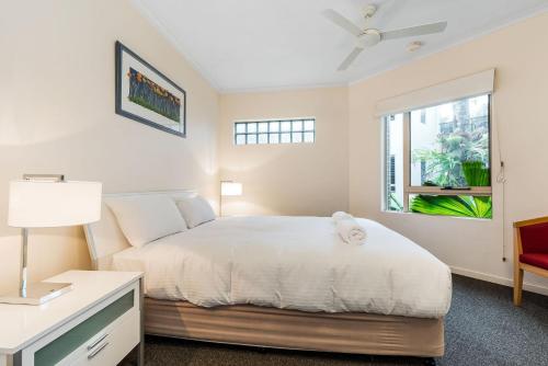Un dormitorio blanco con una cama y una ventana. en 7 Como Noosa, en Noosaville