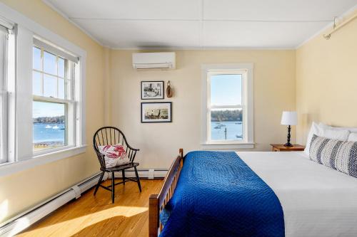 Ένα ή περισσότερα κρεβάτια σε δωμάτιο στο East Wind Inn & Suites