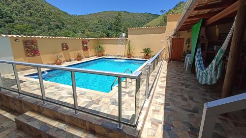 uma piscina no meio de um pátio em Pousada Alejandro em Cunha