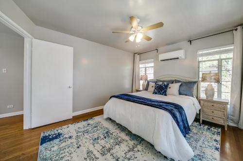 Schlafzimmer mit einem Bett und einem Deckenventilator in der Unterkunft Historical Home in Iconic Alamo Heights - Sky view in San Antonio