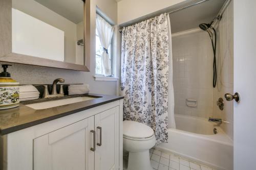 ein Bad mit einem WC, einem Waschbecken und einer Dusche in der Unterkunft Historical Home in Iconic Alamo Heights - Sky view in San Antonio