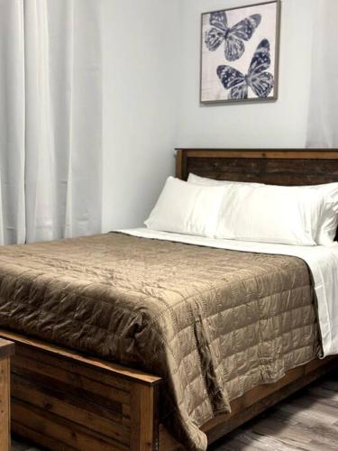 um quarto com uma cama com borboletas na parede em Newly 5 Star 3 Beds 1 Bath ideal Short term rental em Schenectady