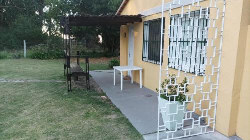 un edificio con una mesa y una silla en un patio en Apartamento Las Hortensias, en La Pedrera