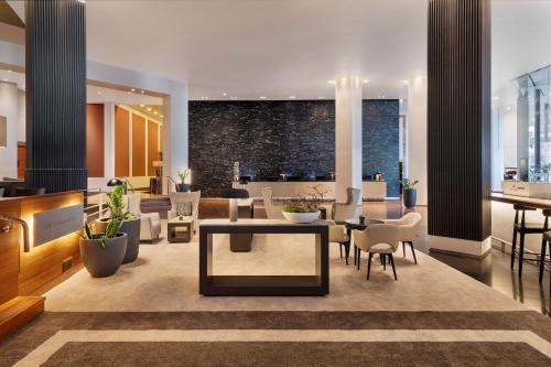 una hall con tavoli e sedie in un edificio di JW Marriott Auckland ad Auckland