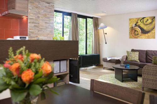 a living room with a couch and a table at Center Parcs Bispinger Lüneburger Heide in Bispingen