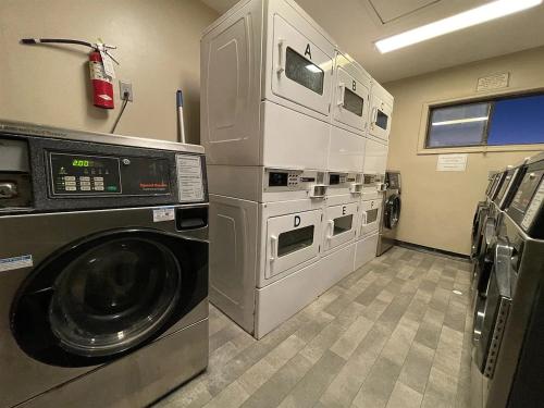 a laundry room with a washer and a washing machine at Palm Paradise in Isle of Palms