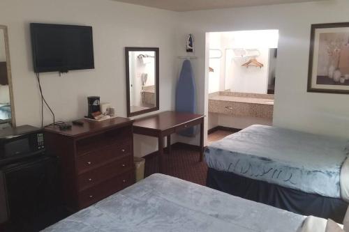 Cama ou camas em um quarto em OSU 2 Queen Beds Hotel Room 135 Booking