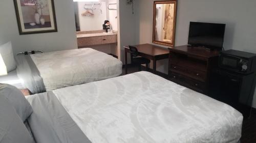 Ένα ή περισσότερα κρεβάτια σε δωμάτιο στο Hotel 2 Queen Beds Hotel Room 135 Booking