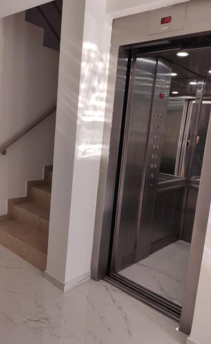 una puerta de cristal en un edificio con escaleras en Tandil Soñado en Tandil