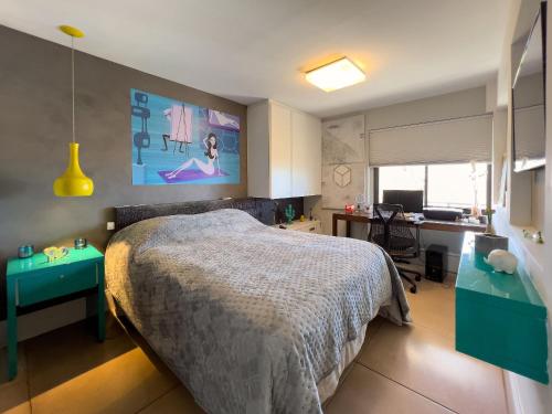 1 dormitorio con 1 cama grande, escritorio y ordenador en Maravilhosa Cobertura com Vista Panorâmica, Piscina e varanda Gourmet B11-0012, en Río de Janeiro