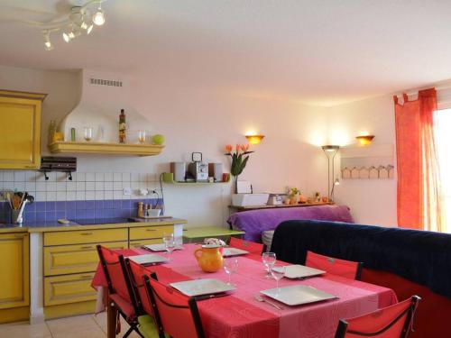 une cuisine avec une table et un chiffon rouge dans l'établissement Villa 3 pièces climatisée avec parking et animaux acceptés à Saint-Pierre-la-Mer - FR-1-229D-614, à Saint Pierre La Mer