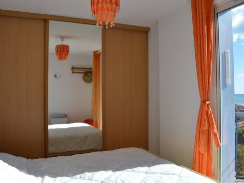 - un miroir dans une chambre avec un lit et une fenêtre dans l'établissement Villa 3 pièces climatisée avec parking et animaux acceptés à Saint-Pierre-la-Mer - FR-1-229D-614, à Saint Pierre La Mer