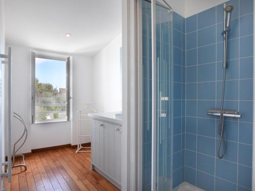 bagno con doccia e piastrelle blu di Maison Ars-en-Ré, 5 pièces, 9 personnes - FR-1-258-83 ad Ars-en-Ré