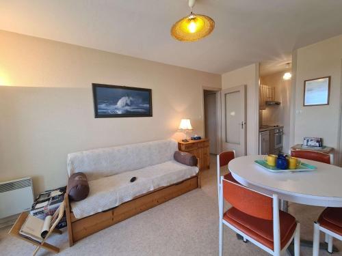 Appartement 2 pièces avec balcon proche plage et commerces à Saint-Hilaire-de-Riez - FR-1-224C-21