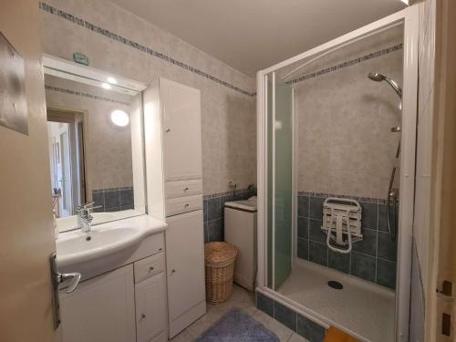 une salle de bain avec douche et lavabo dans l'établissement Appartement 2 pièces avec balcon proche plage et commerces à Saint-Hilaire-de-Riez - FR-1-224C-21, à Saint-Hilaire-de-Riez