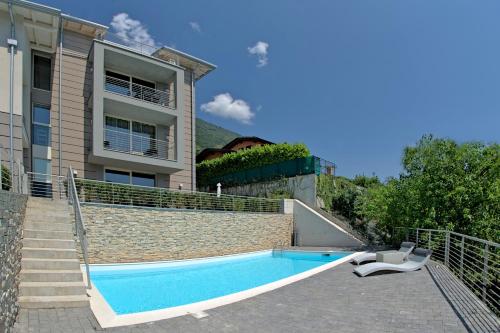 uma piscina em frente a uma casa em Residenza Simona em Mezzegra